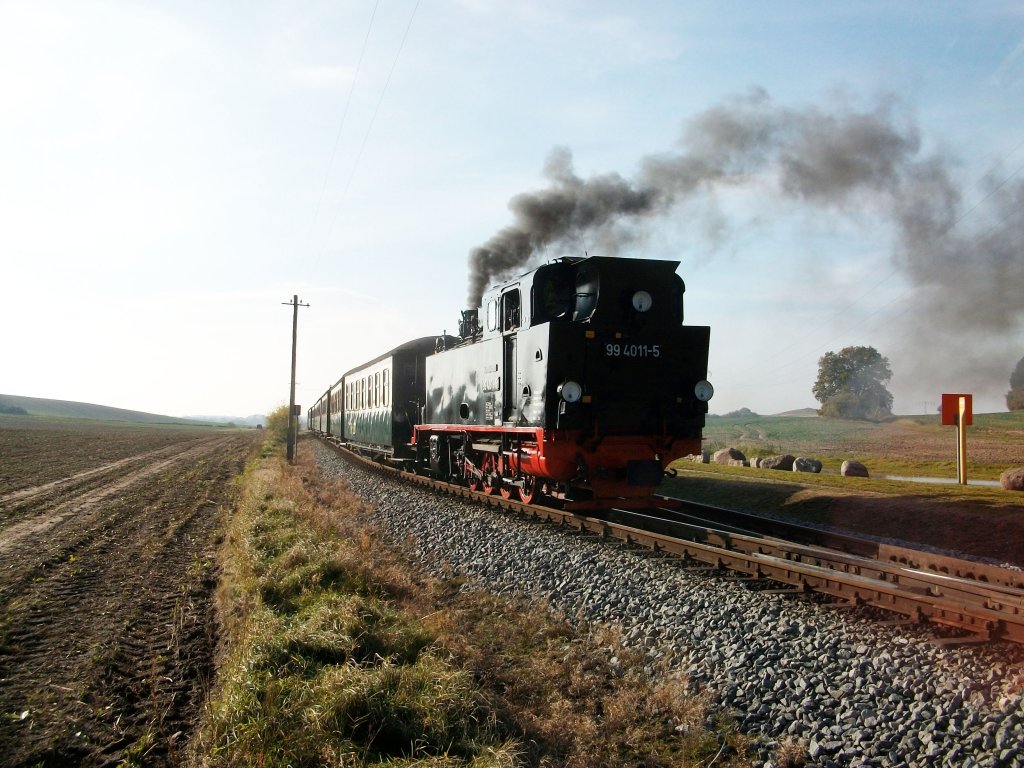 99 4011 an einem abgeernteten Feld bei Seelvitz am 23.Oktober 2010 vorbei nach Ghren.