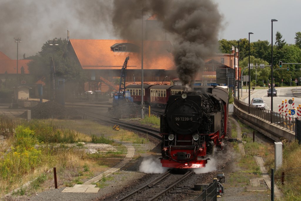 99 7239-9 mit dem N 8935 von Wernigerode zum Brocken bei der Ausfahrt aus Wernigerode am 8.08.2010