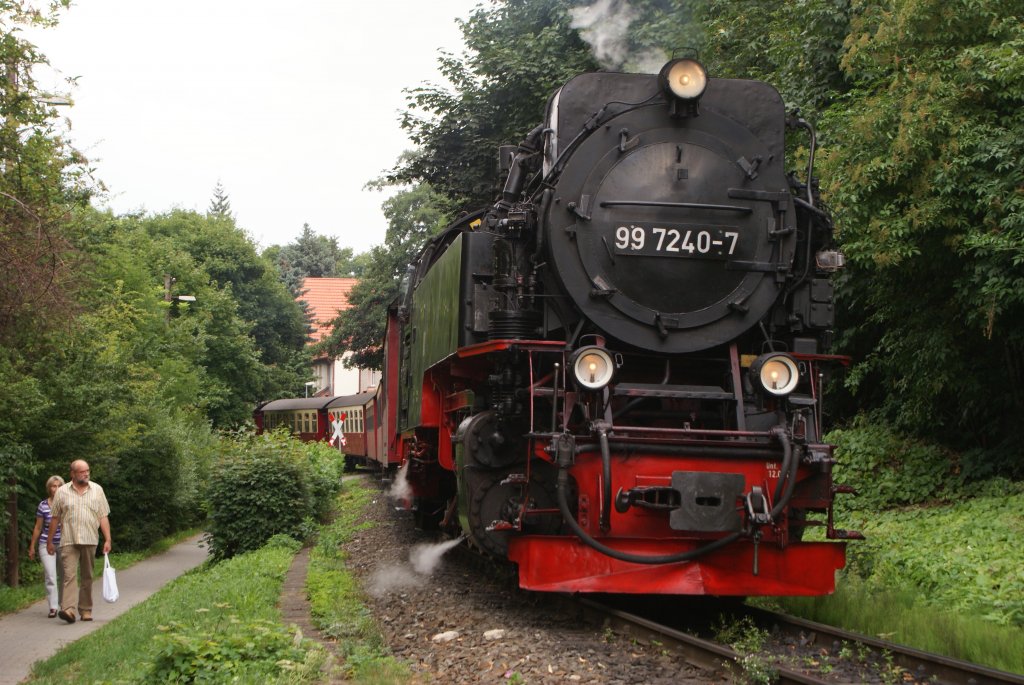 99 7240-7 mit N 8937 von Wernigerode zum Brocken in Wernigerode Hochschule Harz am 8.08.10