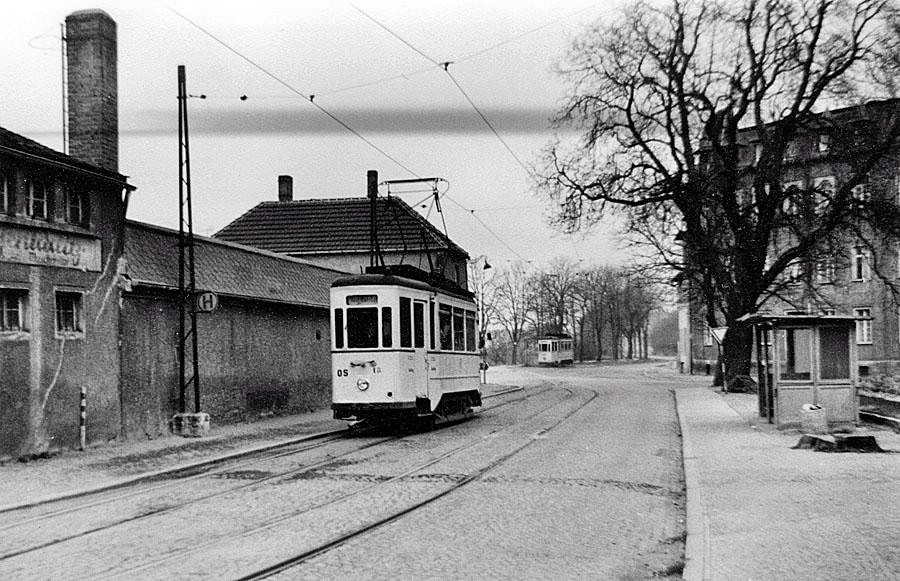 Ab 1956/57 setzte die Stra�enbahn Naumburg Gebrauchtwagen aus Leipzig ein.
Im April 1976 wartet Tw 18 in der Ausweichstelle am Moritzplatz auf seine Weiterfahrt zum Platz der Einheit. Im Hintergrund entschwindet Tw 15 Richtung Bahnhof. (Foto: Bernd D�tsch) 