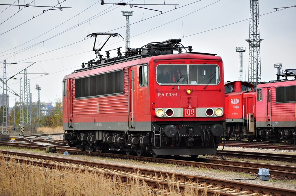 Ab an den Zug.Die 155 039 auf Rangierfahrt in Rostock-Seehafen.Sie bespannte den Schadwagenzug 52978 nach Eberswalde.