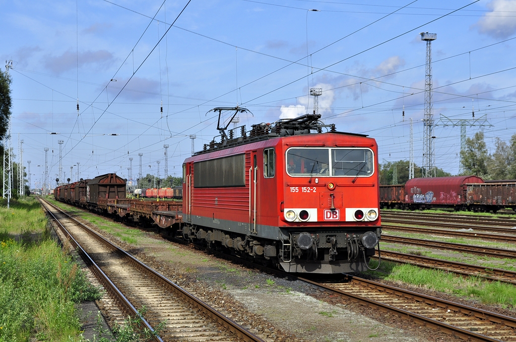 Ab nach Eberswalde.Mit dem Schadwagenzug 52978 verlssst die 155 152 am 19.09.2011 den Bhf Rostock-Seehafen.