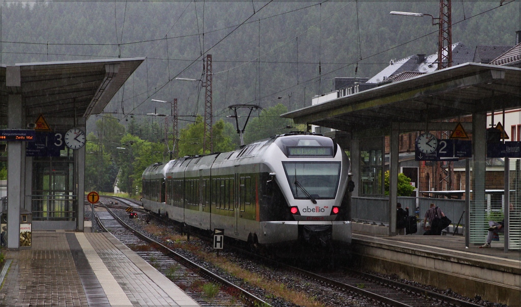 Abellio ET 22002 und ET 23004 im strmenden Regen am 23.06.13 in Altenhundem. 