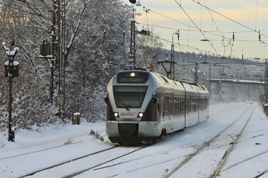 Abellio ET 23002 als RE 16 von Essen nach Siegen hier bei der Einfahrt von Kreuztal am 06.12.10