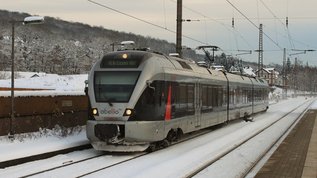 Abellio ET 23004 war am 06.12.10 als RE 16 nach Essen in Kreuztal unterwegs