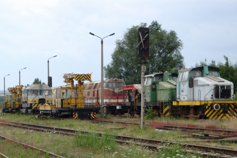 Abgestellte Loks und Mehrzweckarbeitsfahrzeuge am 23.07.2009 am Zementwerk Karsdorf. (Foto: G�nther G�bel)