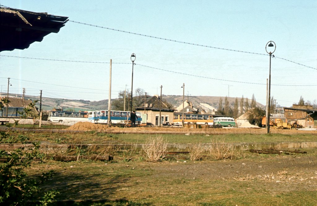 Abgestellte Omnibusse neben dem Lauchaer Bahnhof; 27.04.1982 (Foto: Klaus Pollm�cher)