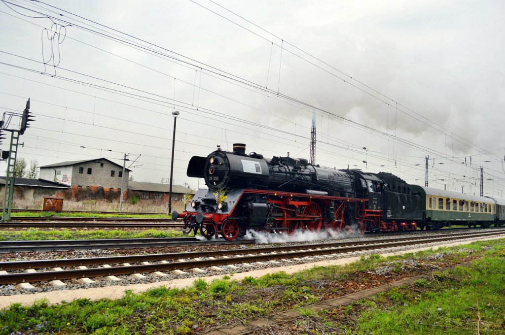 Abschiedsfahrt f�r den Lokf�hrer Harry Heidenbluth am 30.04.2013. Nach kurzem Halt schnaufte die 03 1010 von Halle (S) Hbf weiter �ber Erfurt nach Saalfeld.
