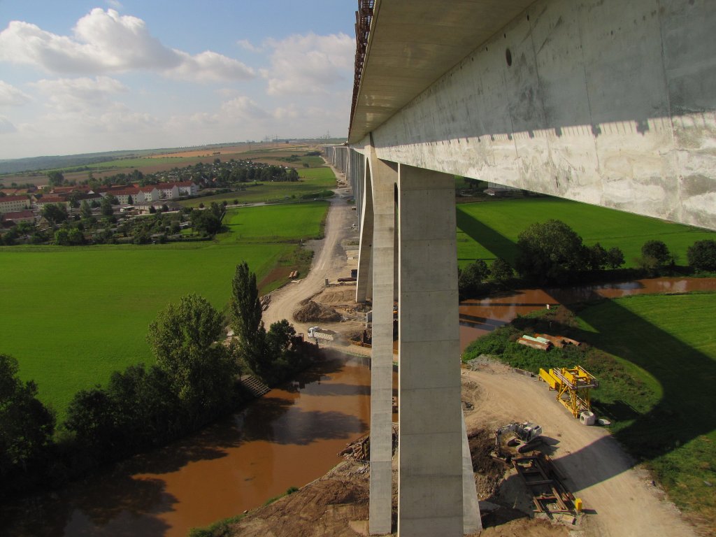 Abstieg von der Unstruttalbr�cke bei Karsdorf mit Blick auf Wetzendorf und in Richtung Bibratunnel; 15.09.2011