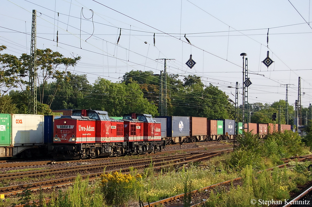 Adam 9 [Sebastian] (202 520-3) & Adam 19 [Selina] (202 501-3) der Uwe Adam EVU GmbH als Lz am Magdeburger Hbf. Sie fuhren nach Kthen weiter. 26.07.2011