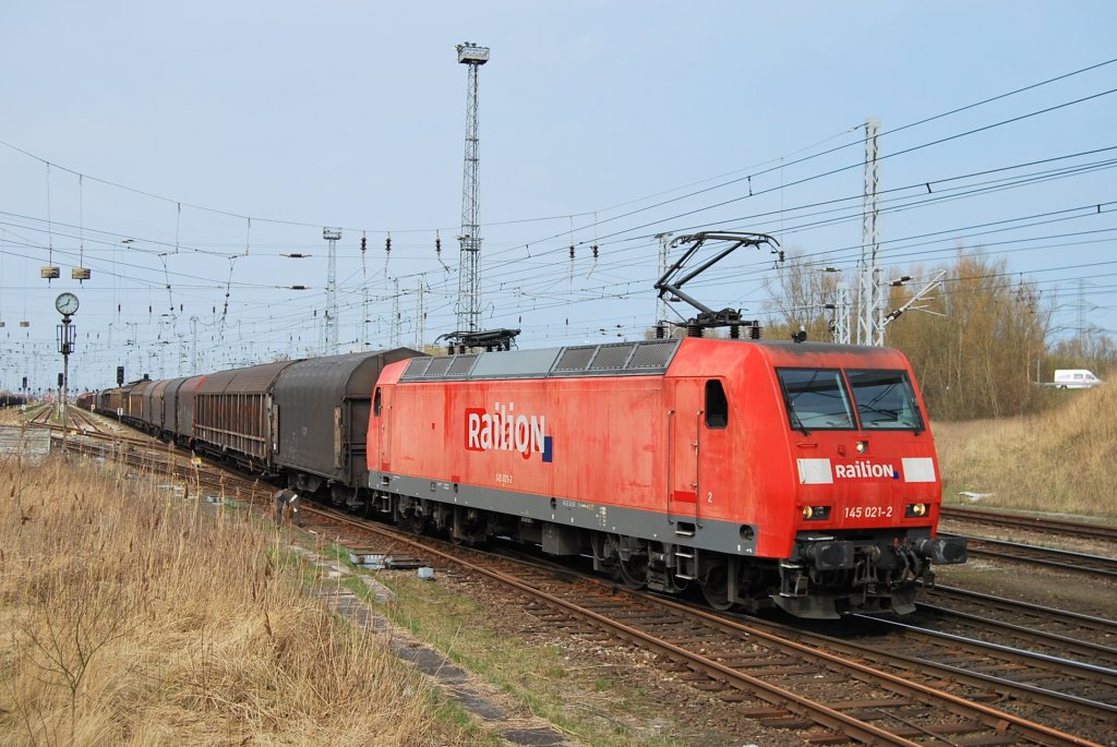 uerst ungepflegt zeigt sich die Seddiner 145 021 am 06.04.2009 in Rostock-Seehafen.