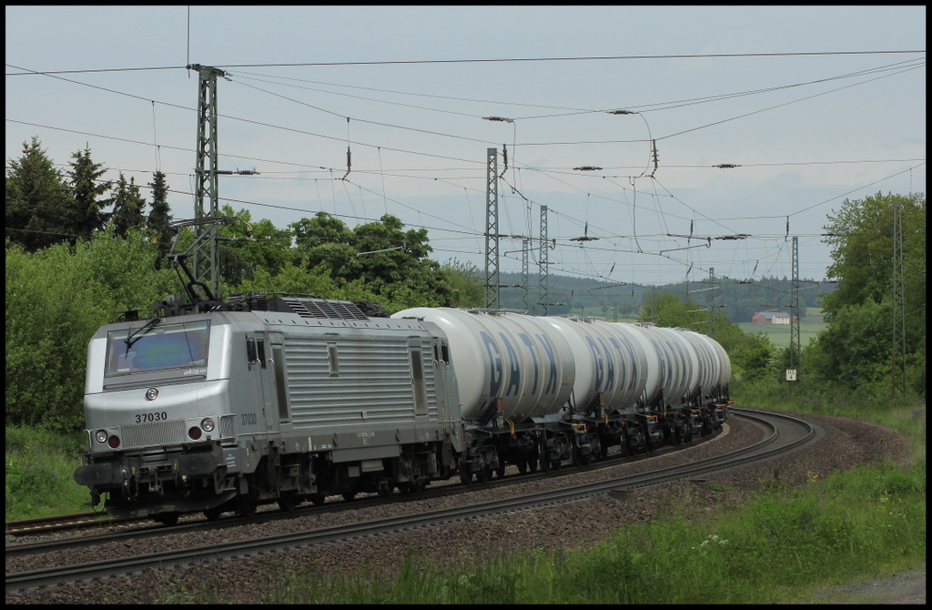 Akiem 37030 mit Kesselwagenzug am 02.06.13 in Gtzenhof