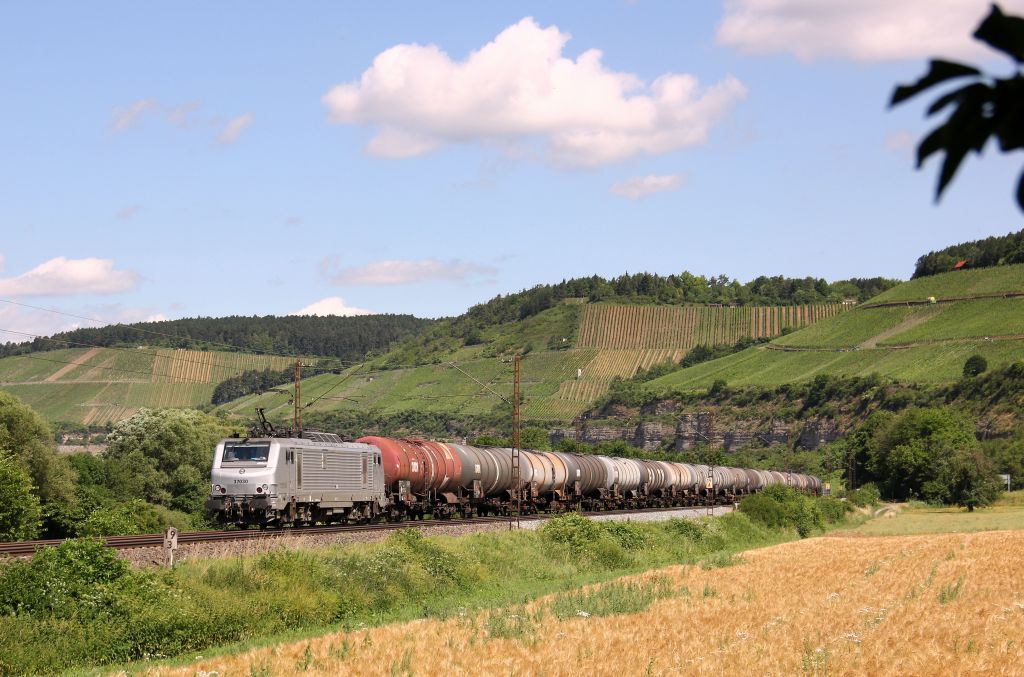 Akiem's 37030 rollte am 22.6.12 mit einem langen Kesselwagenzug durch Himmelstadt in Richtung Wrzburg.
