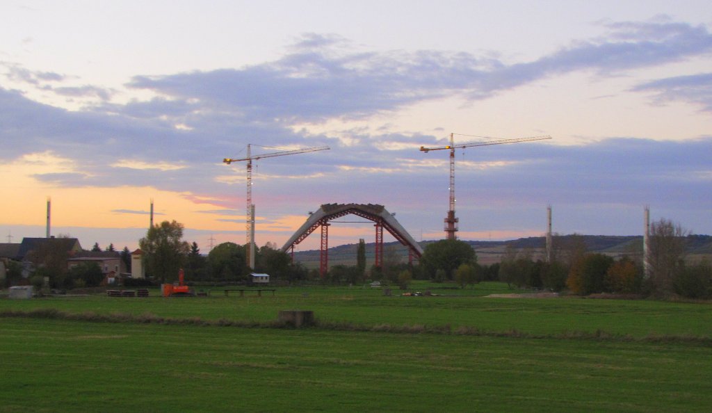 Aktueller Bauzustand der zuk�nftigen Unstruttalbr�cke f�r die ICE Neubaustrecke Erfurt - Halle/Leipzig, bei Wetzendorf; 24.10.2010