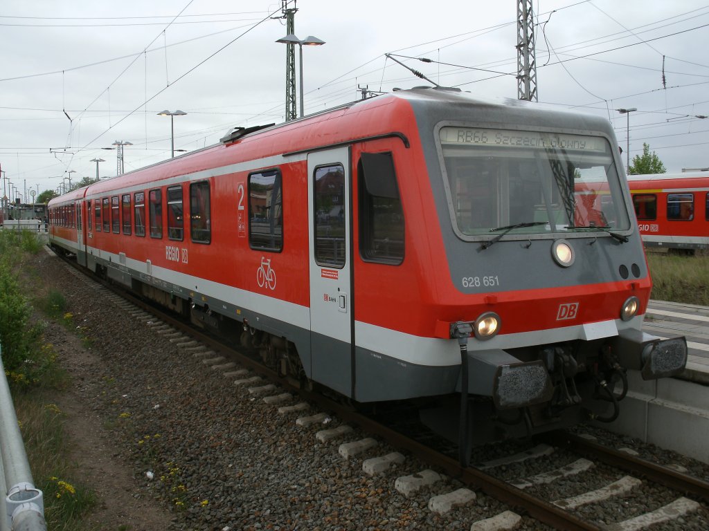 Als Anschluzug nach Szczecin Glowny,ber Passow,Tantow,wartete der Rostocker 628 651,am 05.Mai 2012,in Angermnde.