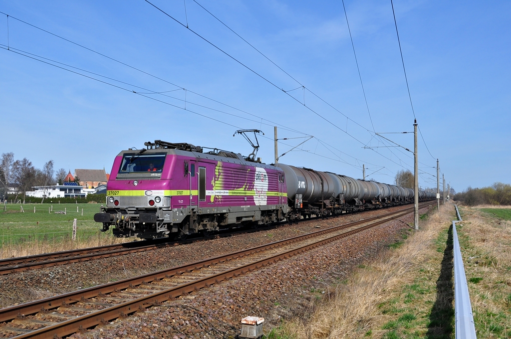 Als gewhnungsbedrftig kann man wohl die Lackierung des  Frettchens  37027 bezeichnen.Aus Stendell kommend hat sie ihr Fahrtziel Rostock-Seehafen am 26.03.2012 fast erreicht.Geknipst am Posten 20 in Bentwisch.