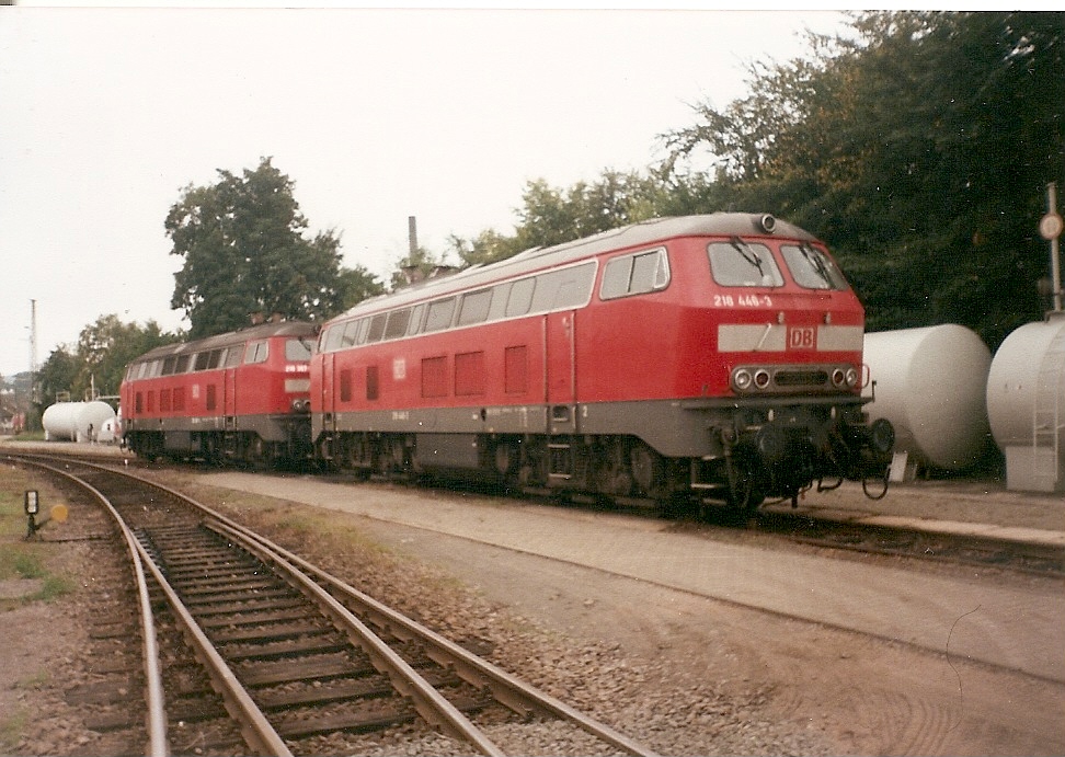 Als ich ein halbes Jahr in Kaiserlautern gearbeitet hatte,nutze ich auch die Gelegenheit zu einem Besuch im dortigen Bw was damals 218er in seinem Bestand hatte.So traf ich im Oktober 2000 die 218 446 und dahinter 218 362.