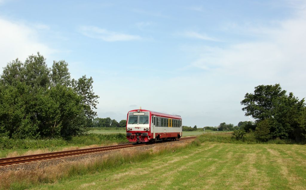 Als NEG 7 nach Dagebll Mole dieselte der T4 der NEG durch die schlichte Norddeutsche Landschaft bei Maasbll.