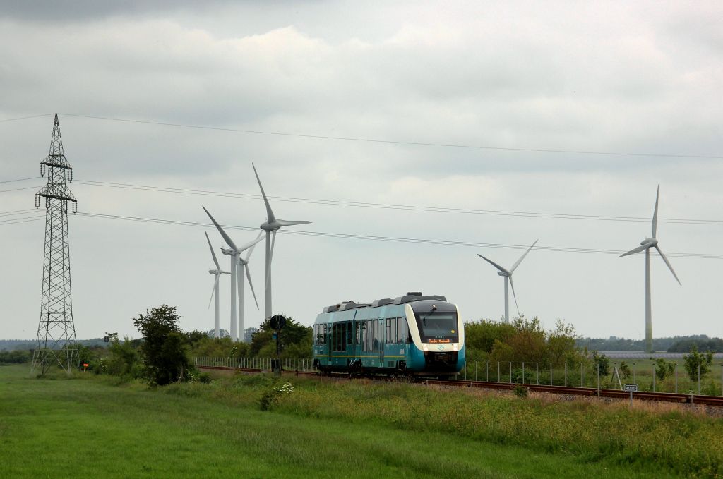 Als NEG aus Esbjerg/Tondern rollte Triebwagen 2048 am Einfahrvorsignal des Bahnhof Nieblls vorbei. 28.6.12 Niebll