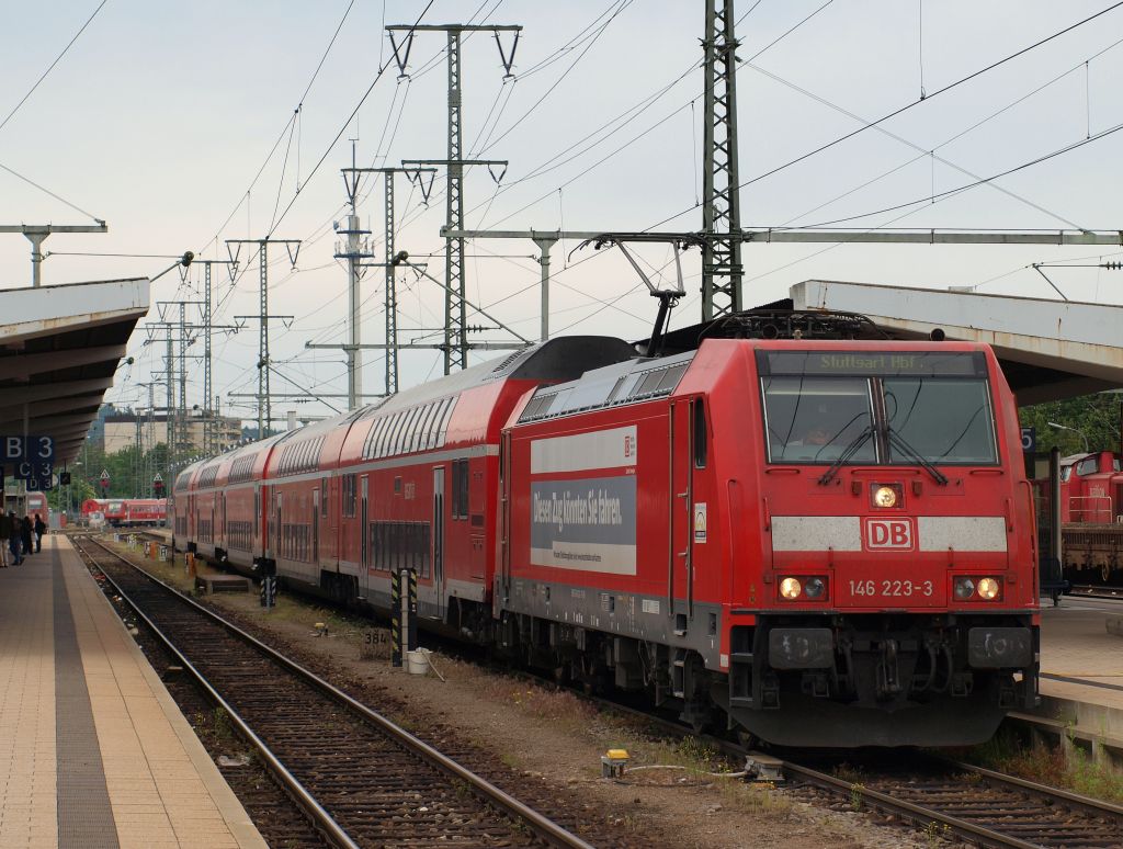 Als RE nach Stuttgart stand 146 223 mit einem Dosto-Wendezug im Bahnhof von Singen am Hohentwiel am 27.5.12.