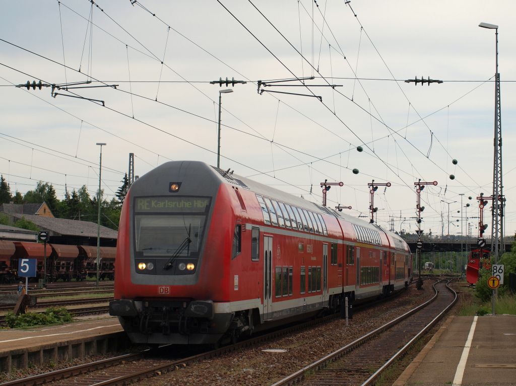 Als Regionalexpress von Konstanz nach Karlsruhe fuhr ein aus 4-Doppelstockwagen bestehender Wendezug der von 146 229 geschoben wurde in den Bahnhof Villingen am 26.5.12 ein.