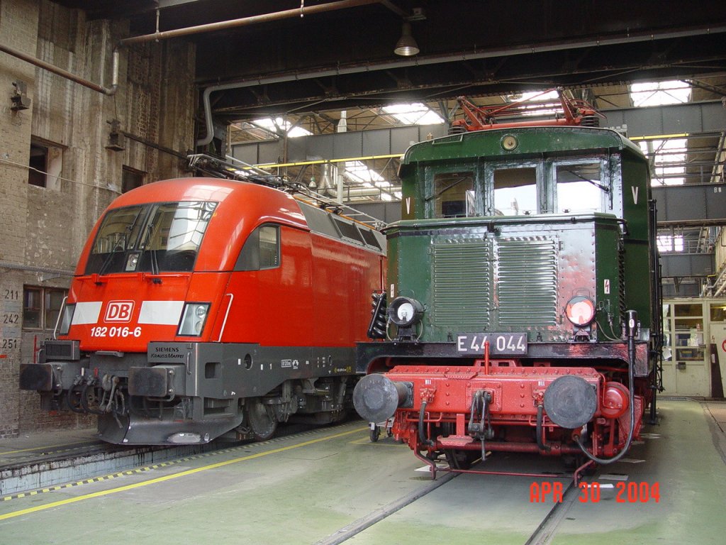 Alt und neu: 182016 und E44044 am 30.04.2004 eintrchtig nebeneinander im AW Dessau