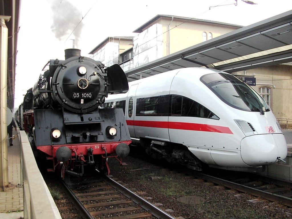 Alt und neu in Naumburg/Saale Hbf am 27.11.2005.