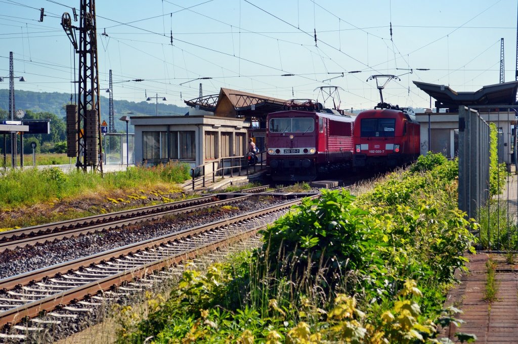 Alt und Neu treffen sich in Naumburg Hbf. Am 15.06.2013 begegneten sich DB 182 025-7 und LEG 250 137-7 im Naumburger Hbf. Der DB Taurus schiebt RB 16311 (Eisenach - Halle (S) Hbf) und die LEG Lok hatte den  PIKO-Express  nach Sonneberg am Haken.