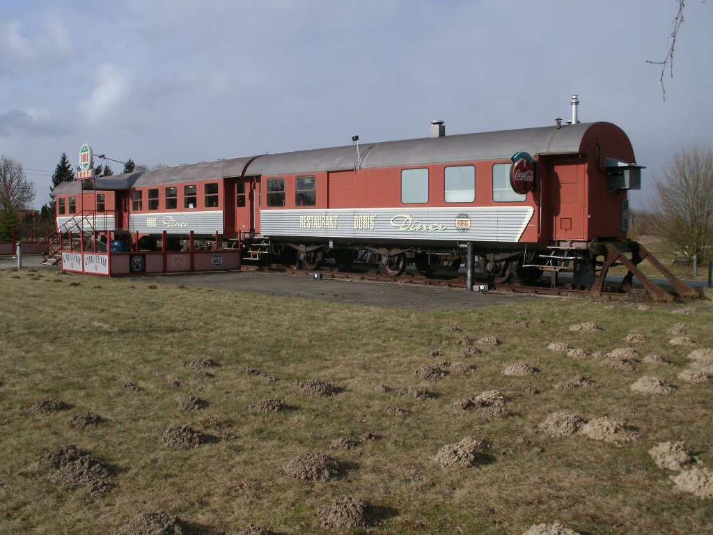 Alte DB-Wagen in Wackerow bei Greifswald am 20.Februar 2011 als Restaurant.