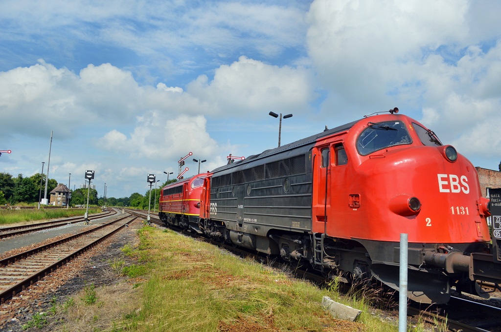 Altmarkrail 1149 + EBS 1131 waren mit einem Kesselzug von Wiederitzsch nach Gera unterwegs. Am 28.06.2013 konnte die Durchfahrt in Zeitz abgelichtet werden.