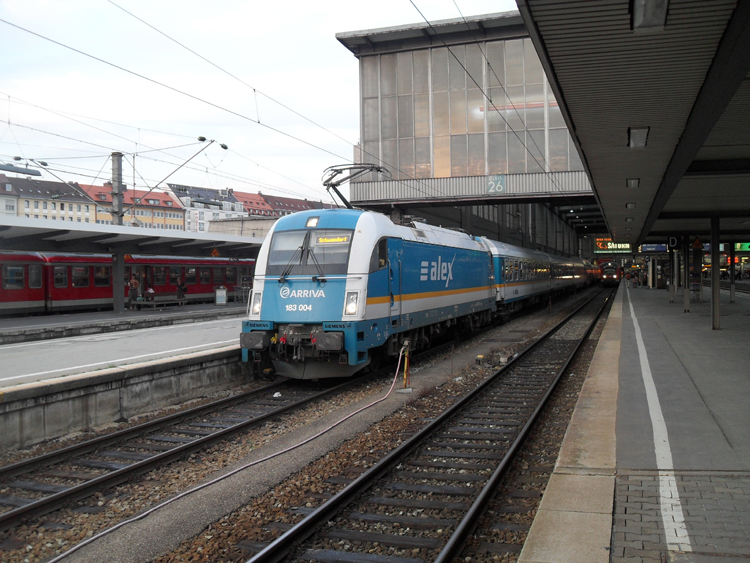 ALX87018 von Mnchen Hbf Richtung Schwandorf kurz vor der Abfahrt im Bahnhof Mnchen neben an steht 440 705-2.(10.08.10)