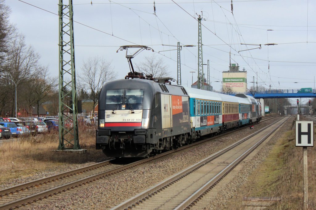 Am 01.03.2013 kam ES 64 U2-034 und ES 64 U2-026 mit ihrer bunten Garnitur auf den Weg nach Köln durch Tostedt gefahren.