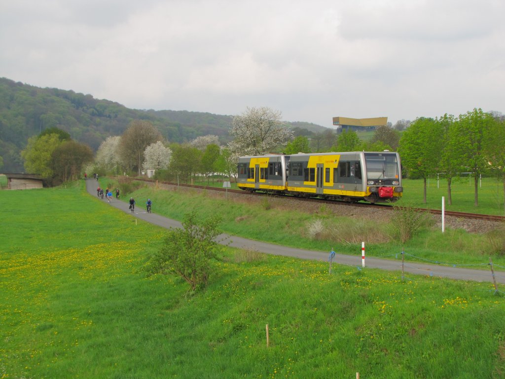 Am 01.05.2013 gab es auf der Unstrutbahn wieder Personenverkehr �ber Wangen hinaus bis nach Ro�leben. Vereinzelte, durch die IG Unstrutbahn e.V. bei der Burgenlandbahn bestellten Z�ge befuhren dazu den eigentlich ruhenden Streckenabschnitt der Unstrutbahn bis in th�ringische Ro�leben. Anlass war der Freyburger Weinfr�hling und der Unstrutradwegtag. Hier zu sehen sind Burgenlandbahn 672 902 + 910 als RB 34868 (Naumburg Ost - Ro�leben), unterhalb der  Arche Nebra  bei Wangen.