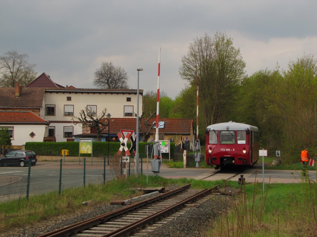 Am 01.05.2013 war der 1.  Unstrut-Schrecke-Express  2013 vom Erfurt Hbf nach Ro�leben unterwegs. In diesem Jahr konnten wir von der IG Unstrutbahn e.V. die Erfurter Bahnservice GmbH als Partner und ausf�hrendes EVU dazu gewinnen, die daf�r ihre wiederaufgearbeitete Ferkeltaxe 772 345-5 einsetzt. Da der Streckenabschnitt der Unstrutbahn zwischen Artern und Wangen derzeit leider keinen �PNV hat, mu�ten wie hier in Ro�leben u.a. alle Bahn�bergange durch Posten gesichert werden.