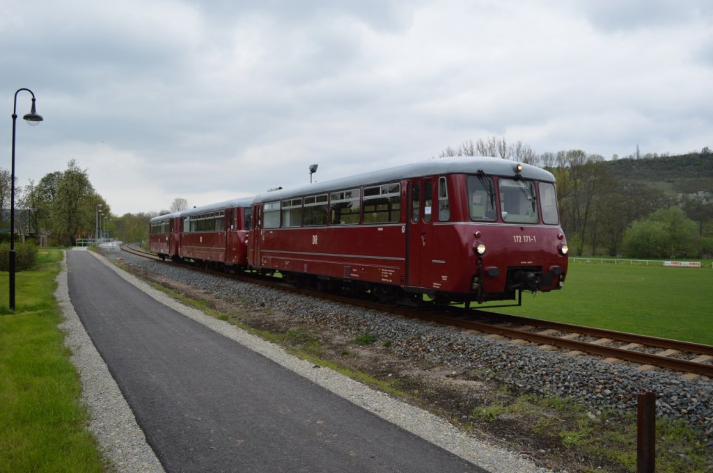 Am 01.05.2013 waren drei Ferkeltaxen der ehem. DR auf der Unstrutbahn unterwegs. Das Trio von  K�stner Reisen  hat G�ste aus Chemnitz zum Weinfr�hling nach Freyburg gebracht. Hier sind 772 171 + 772 132 + 172 760 auf der R�ckfahrt von der Abstellung in Karsdorf als Leerfahrt nach Freyburg bei der Durchfahrt Balgst�dt zu sehen.