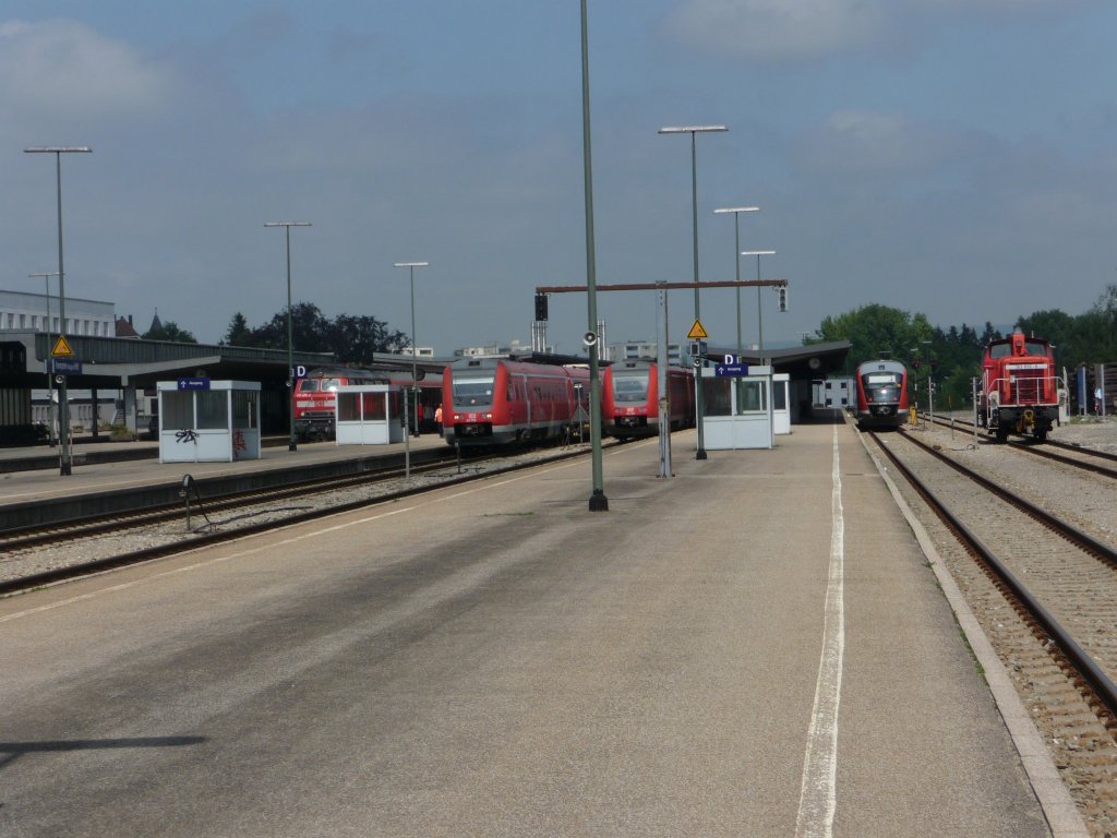 Am 01.08.2011 sind im Kemptener Hauptbahnhof fast alle Gleise belegt:
ganz links: 218 475
Mitte links: 612 576
Mitte rechts: 612 003
ganz rechts: 642 084
abseits: 363 836