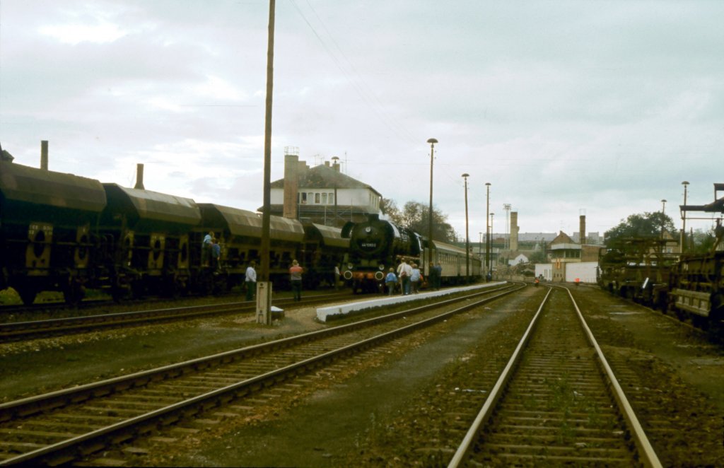 Am 01.10.1989, dem 100. Geburtstag der Unstrutbahn, steht 44 1093-2 mit dem Sonderzug aus Artern im Bf Ro�leben. (Foto: Klaus Pollm�cher)