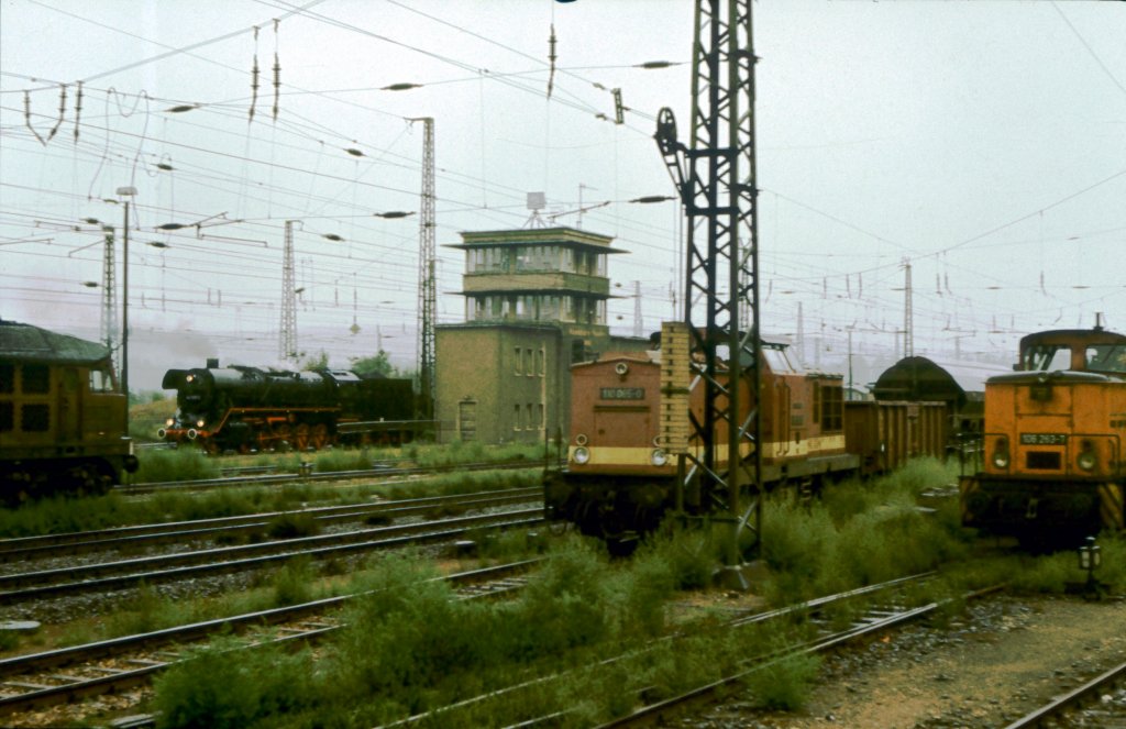 Am 01.10.1989 konnte Klaus Pollm�cher in Naumburg Hbf 4 verschiedene Loks auf einem Bild festhalten. Eine unbekannte V300, die 44 1093-2 mit dem Geburtstagssonderzug nach Artern und die 110 065-0 neben der 106 263-7.