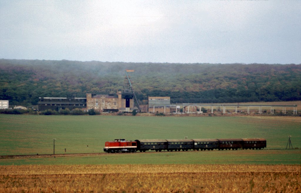 Am 01.10.1989 zog eine Lok der BR 112 vom Bw Sangerhausen einen Personenzug von Naumburg Hbf nach Artern durch das Kaliabbaugebiet im Unstruttal bei Ro�leben. (Foto: Klaus Pollm�cher)