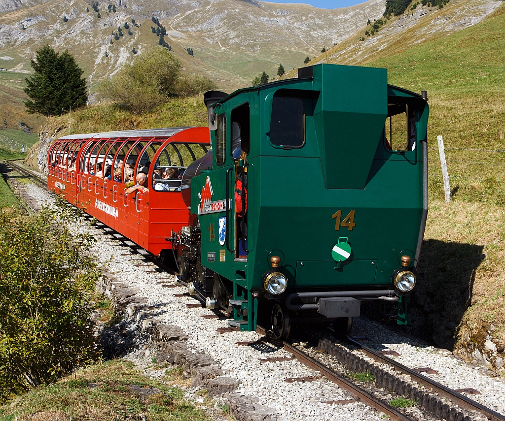 Am 01.10.2011, die Heizl befeuerte BRB 14 kommt vom Rothorn Gipfel, hier kurz vor der Mittelstation Planalb.