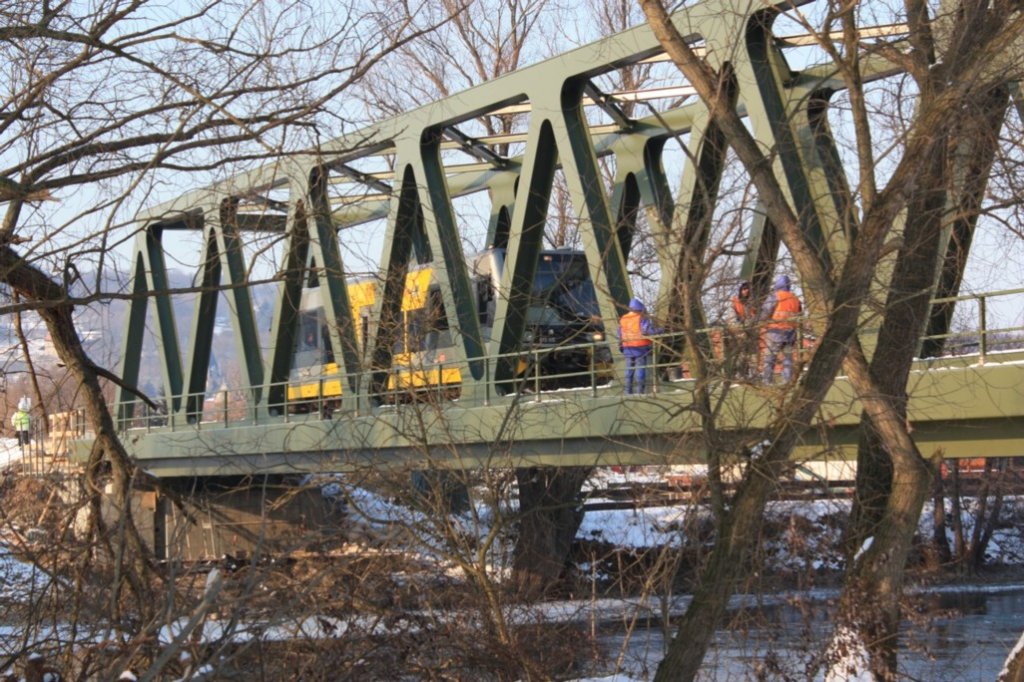Am 02.02.2012 rollt ein Triebwagen der Burgenlandbahn als RB von Wangen nach Naumburg Ost, als einer der ersten Z�ge �ber die neue Saalebr�cke in Ro�bach. (Foto: Peter Stumpf)