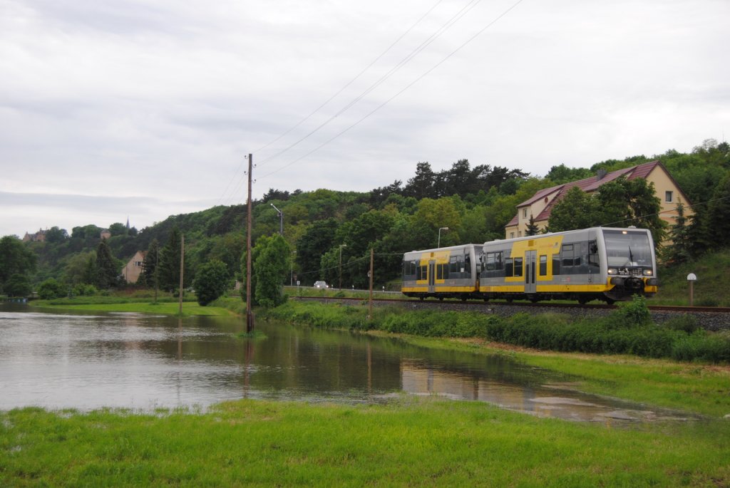 Am 02.06.2013 sind Burgenlandbahn 672 903 + 672 902 kurz vor dem ehem. Bahnhof Vitzenburg unterwegs als RB 34878 (Wangen - Naumburg Ost). (Foto: dampflok015)