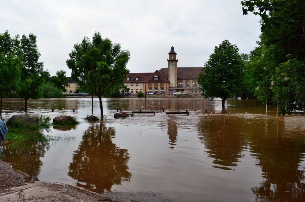 Am 02.06.2013 war der Bahnhof in Zeitz noch erreichbar. In der Nacht vom 02.06. auf den 03.06.13 kam die Futwelle und die Bahnhofshalle stand unter Wasser. Auch die Stra�en und Br�cken rings umd den Bahnhof waren �berschwemmt. Der Bahnhof war nicht mehr erreichbar.