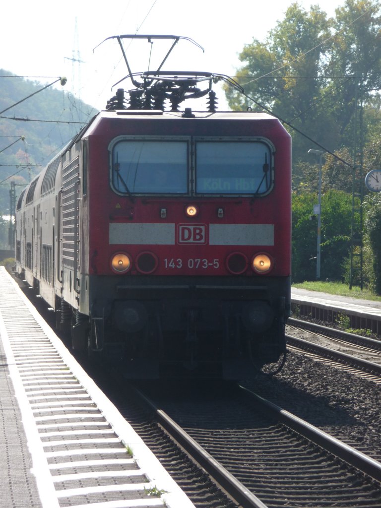 Am 02.10.2011 hlt 143 073 in Leubsdorf am Rhein.
RB27 -> Kln Hauptbahnhof