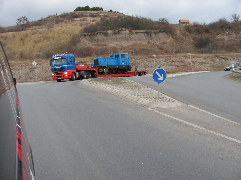 Am 02.12.2011 wurde die 102 002-3 vom s�chsischen Eisenbahnmuseum in Chemnitz nach Karsdorf �berf�hrt. Wegen der Streckensperrung auf der Unstrutbahn erfolgte der Transport �ber die Stra�e, hier zu sehen kurz vor Karsdorf. (Foto: EBS)