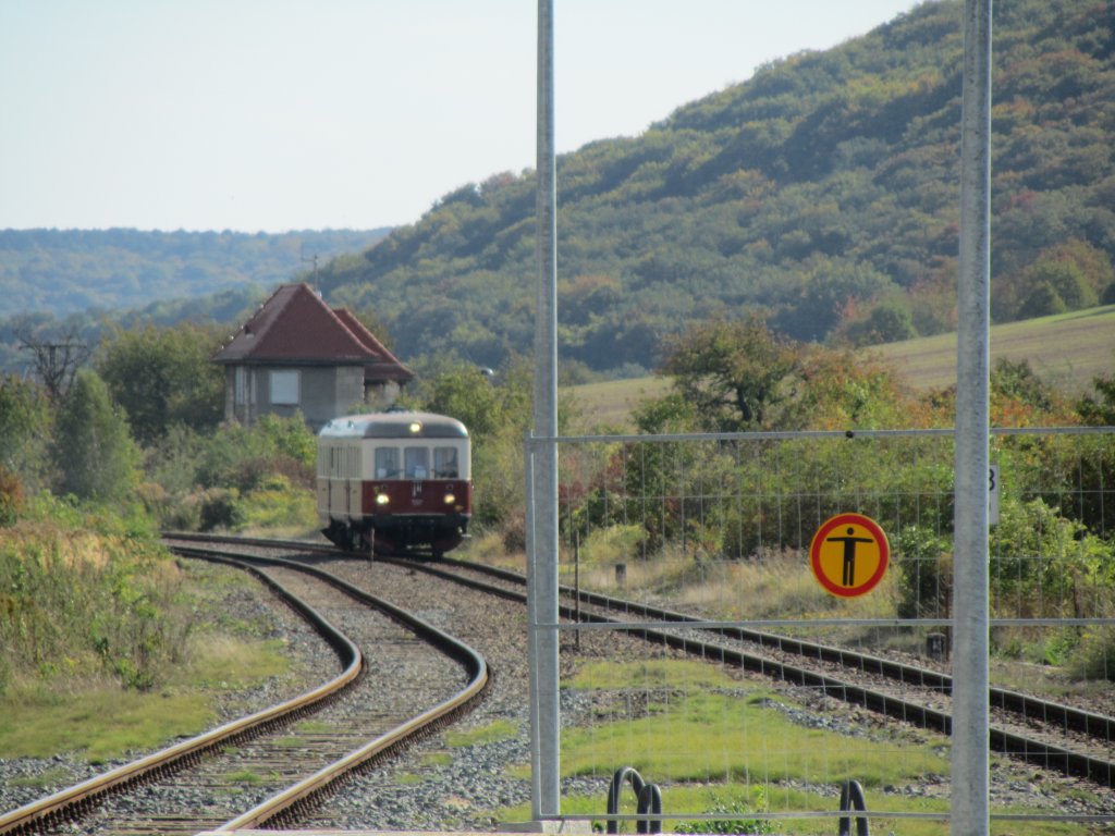 Am 031.10.2012 war zum ersten mal der Lappwaldbahn 301 035-1 (DTW 01)  Anton  auf der Unstrutbahn zu Gast und kam als DPN 91420  Rotk�ppchen-Express  aus Helmstedt, um Weintouristen nach Freyburg zu bringen. Hier der leere Tw unterwegs nach Karsdorf, bei der Einfahrt in Laucha. (Foto: Dieter Thomas)