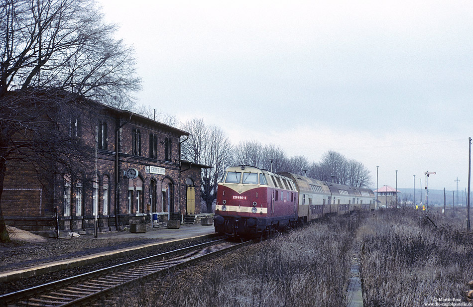Am 04.02.1992 fotografierte Martin Rese die DB 228 680-5 mit dem N 6212 von Erfurt Hbf nach Sangerhausen im Bahnhof Reinsdorf (b Artern). Die damals noch nicht elektrifizierte Strecke liegt auf der gegen�berliegenden Seite des Bahnsteigs f�r die Unstrutbahn.