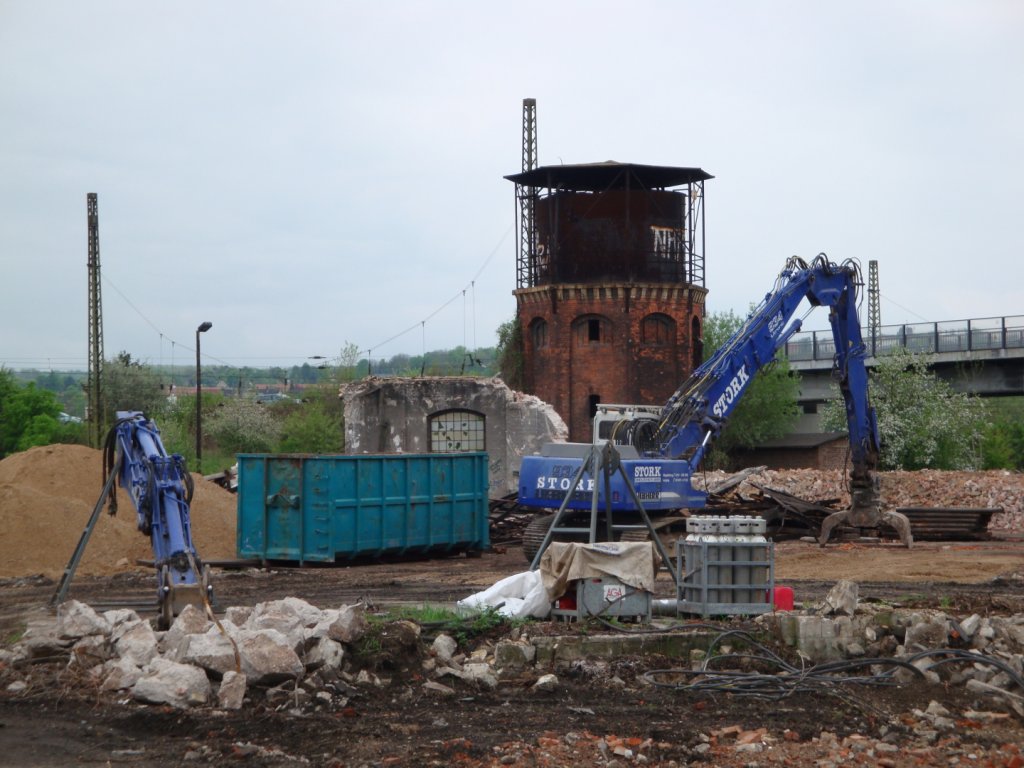 Am 04.05.2010 steht nur noch der Wasserturm vom ehemaligen Bw Naumburg an seinem Platz. (Foto: G�nther G�bel)