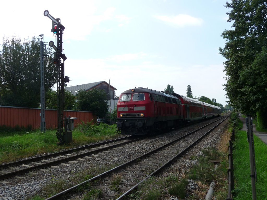 Am 04.08.2011 zeigt sich 218 427 mit einem IRE nach Ulm in Lindau. An weiten Teilen der Strecken in Bodenseenhe ist die althergebrachte Eisenbahninfastruktur noch tagtglich in Betrieb und auch hier leistet das zweiflglige Formsignal treue Dienste.