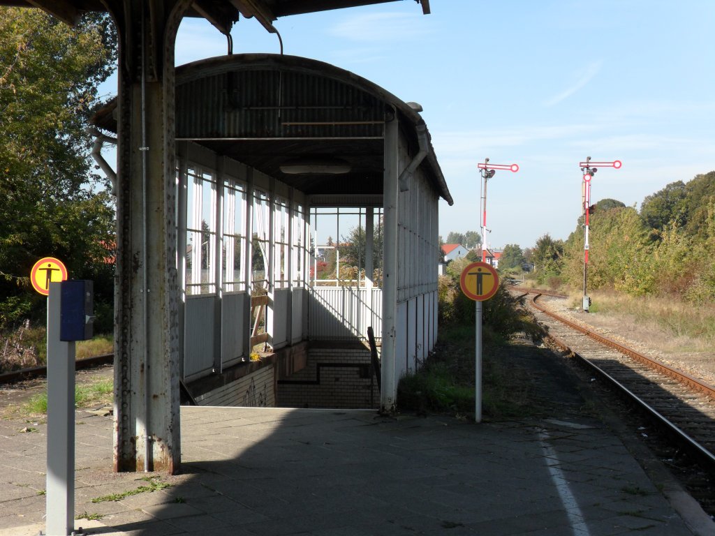 Am 04.10.211 am Gleis 2. Fl�gelsignale und Eingang zum Tunnel sind noch vorhanden. Wie wird es wohl nach dem Umbau aussehen?